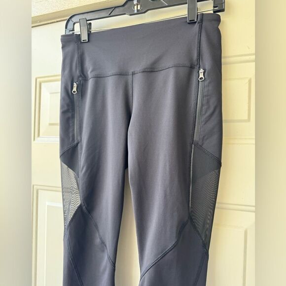 Lululemon Cropped Leggings-Black-Mesh Panels on Legs-Zippered Pockets-Size 8 - Picture 8 of 10